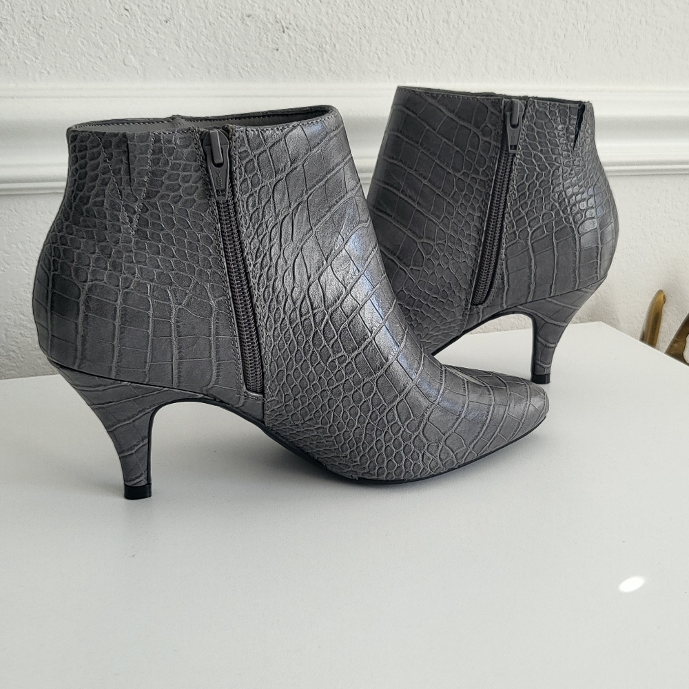 Gray Pebbled Kitten Heel Ankle Boots - Size 6 - Picture 3 of 4